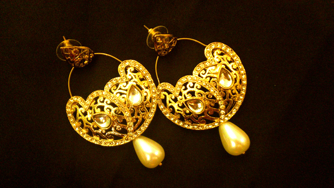 Золотые серьги – древнее украшение и модные серьги